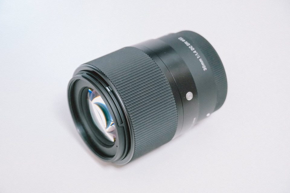 シグマ SIGMA 30mm F1.4 DC DN レビュー／小型・軽量でミラーレス一眼と相性バグツン