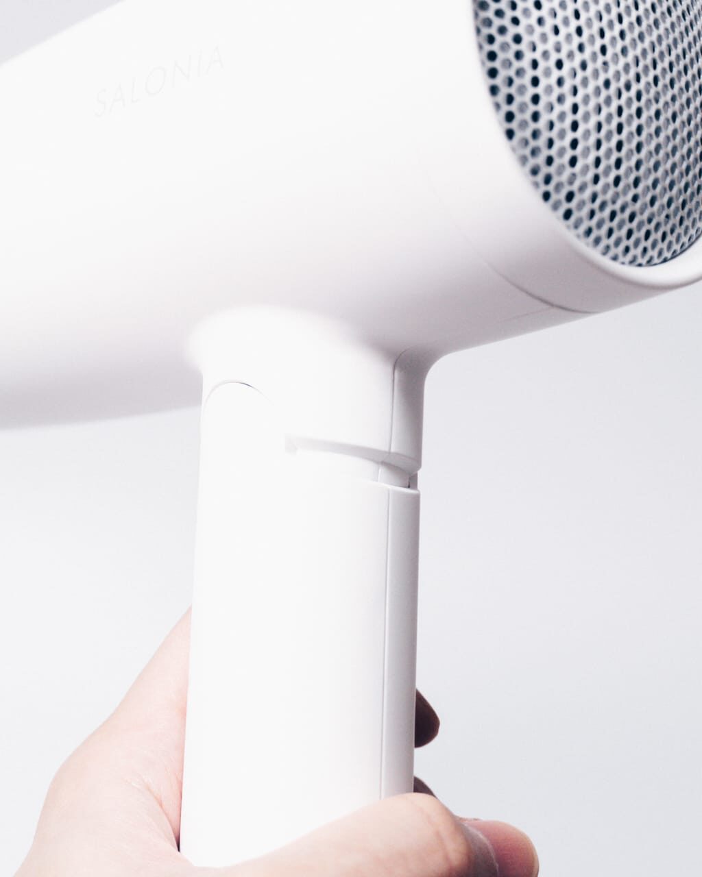 デザイン性が高くコンパクト。風量も強力／サロニア スピーディーイオンドライヤー SL-013WH レビュー