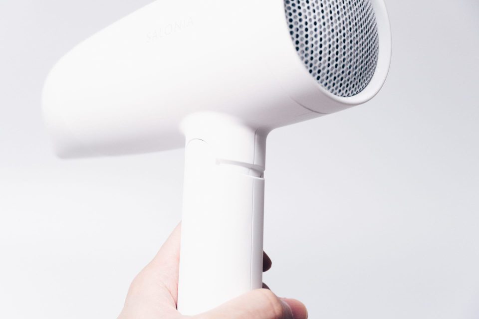 デザイン性が高くコンパクト。風量も強力／サロニア スピーディーイオンドライヤー SL-013WH レビュー