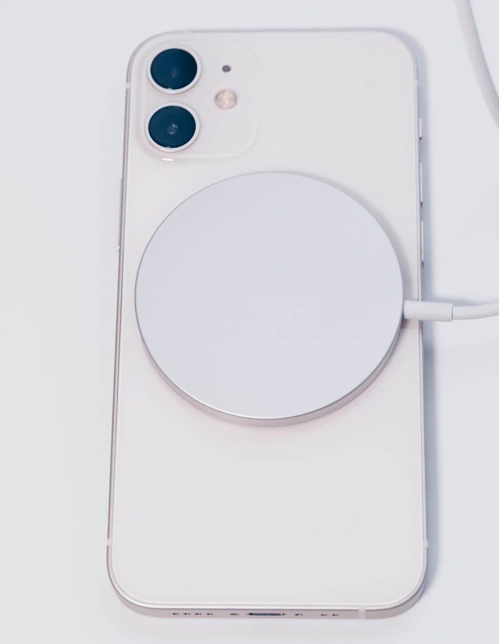 Apple MagSafe充電器 レビュー／磁石で固定するワイヤレス充電器。対応機種や充電速度、充電時の熱さなども検証