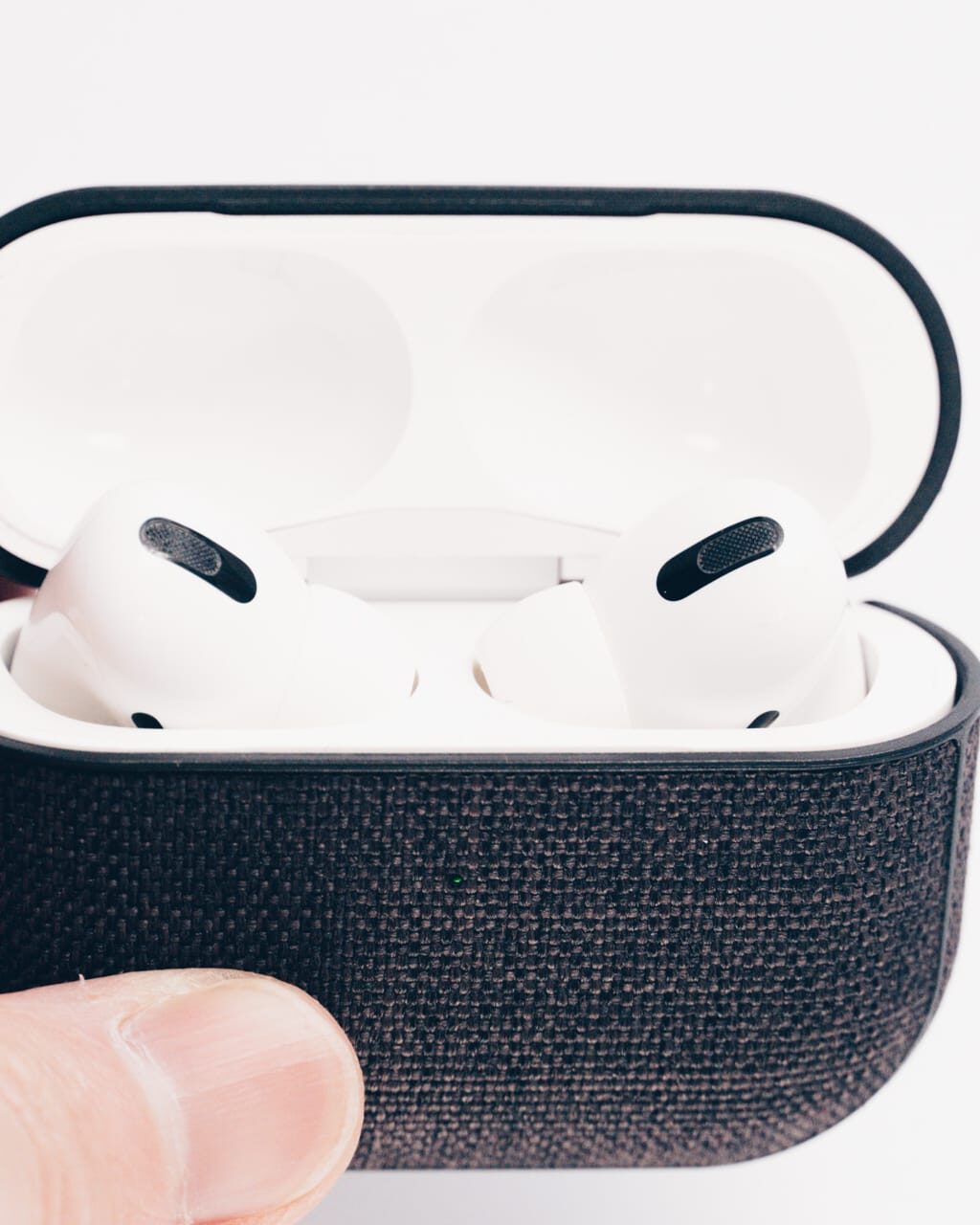Incase AirPods Pro Case with Woolenex レビュー／ファブリック素材で非常に質感が良いケース