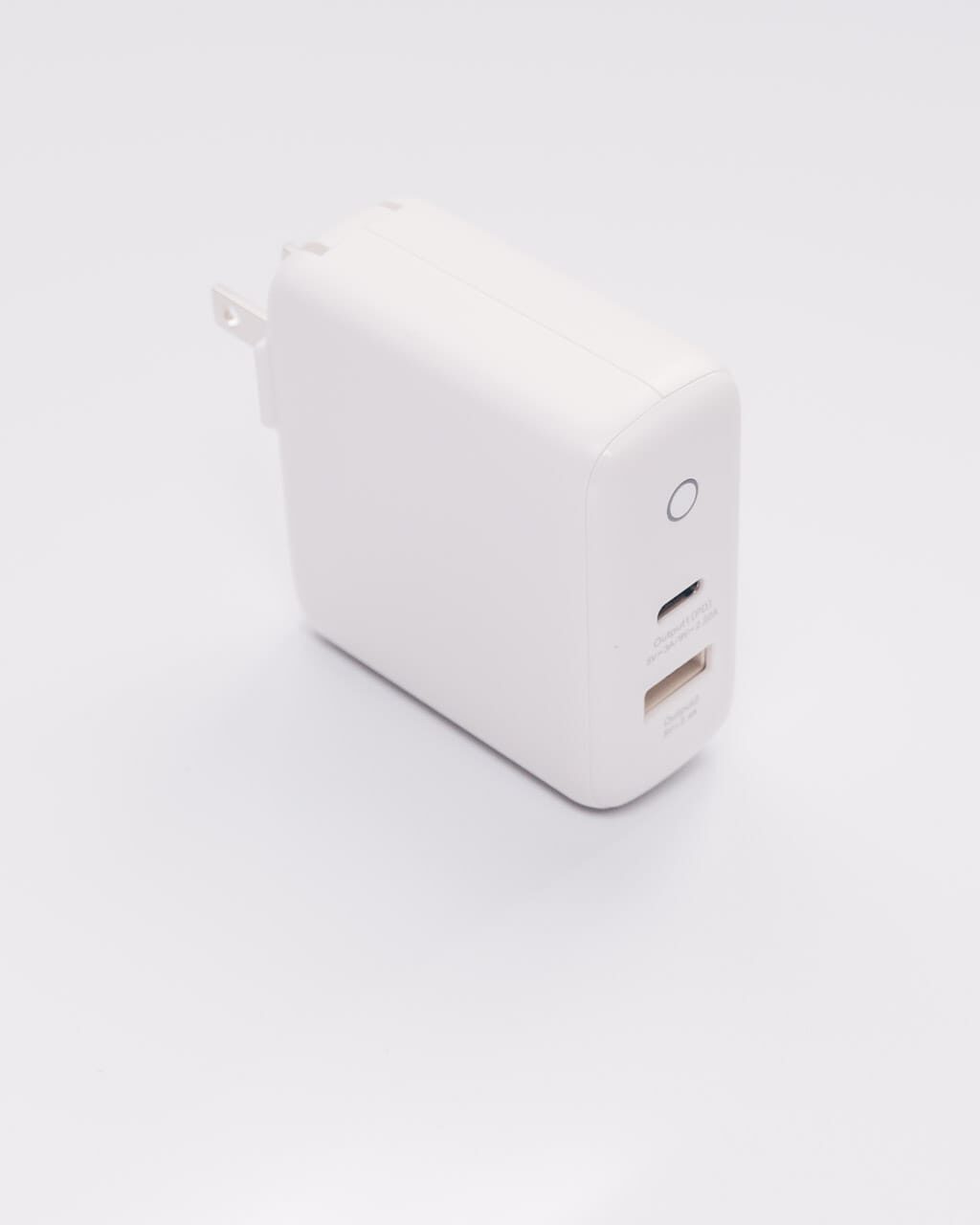 無印良品 USB用急速充電器(USB-C対応) MJ-KC1 レビュー／USB-C対応電源アダプタ。シンプルなデザインが特徴