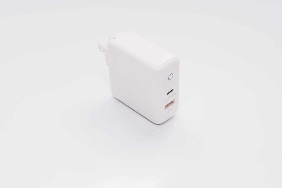 無印良品 USB用急速充電器(USB-C対応) MJ-KC1 レビュー／USB-C対応電源アダプタ。シンプルなデザインが特徴