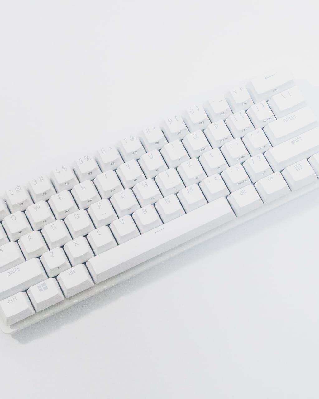 軽い打ち心地と静かな打鍵音。超コンパクトな60%キーボード／Razer Huntsman Mini レビュー