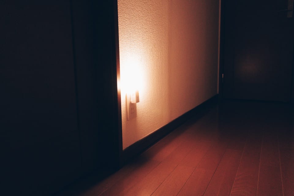 無印良品 LEDセンサーライトを上向きに付けた様子