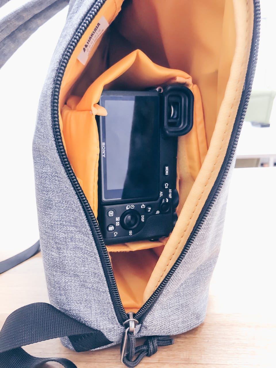 Chululu デイパックのインナーケースにカメラを収納して開けた様子