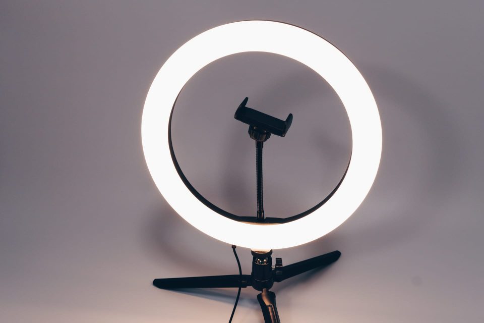 スリーコインズ LEDリングライトスマホスタンド レビュー／テレワークや自撮り配信、メイクライトにも使える