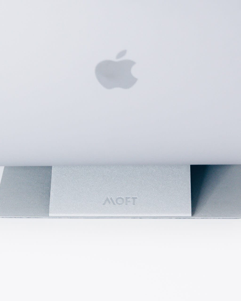 MOFT 超薄型ノートパソコンスタンド レビュー／厚さ3mmの超薄型設計で、貼り付けたまま使えるスタンド