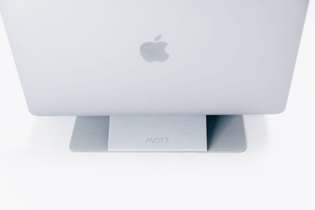 MOFT 超薄型ノートパソコンスタンド レビュー／厚さ3mmの超薄型設計で、貼り付けたまま使えるスタンド