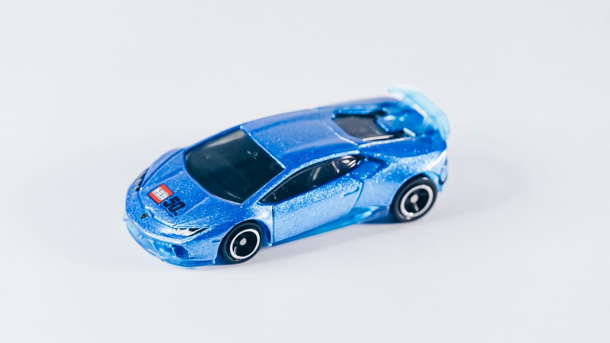 ランボルギーニ ウラカン ペルフォルマンテの鮮やかな青色ボディ