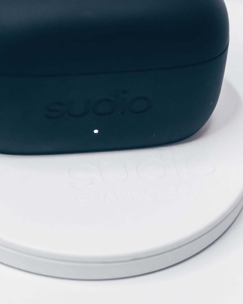 Sudio Ladd＋ レビュー／サイズが小ぶりで、表面に凹凸が無いミニマルなデザインのワイヤレス充電器
