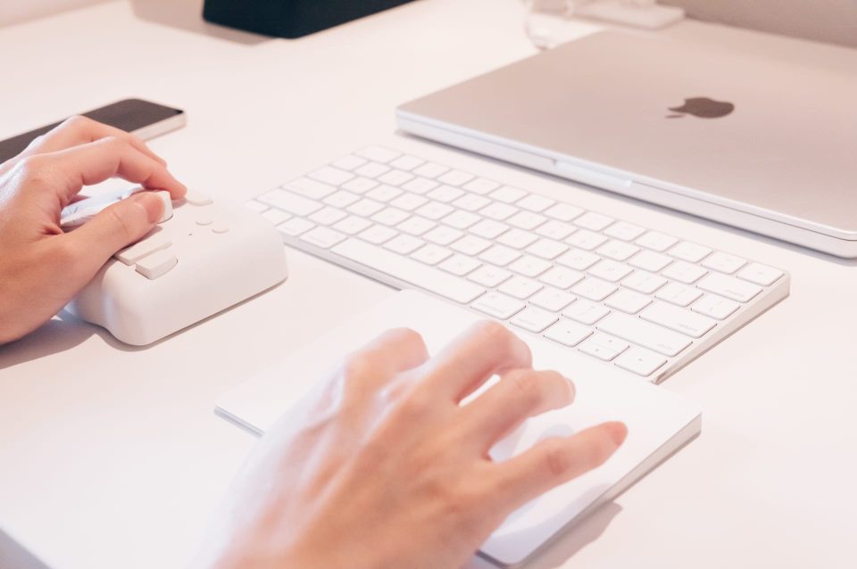 作業効率が大幅にアップする左手デバイス。ワイヤレスでデスクもスッキリ／TourBox Elite レビュー