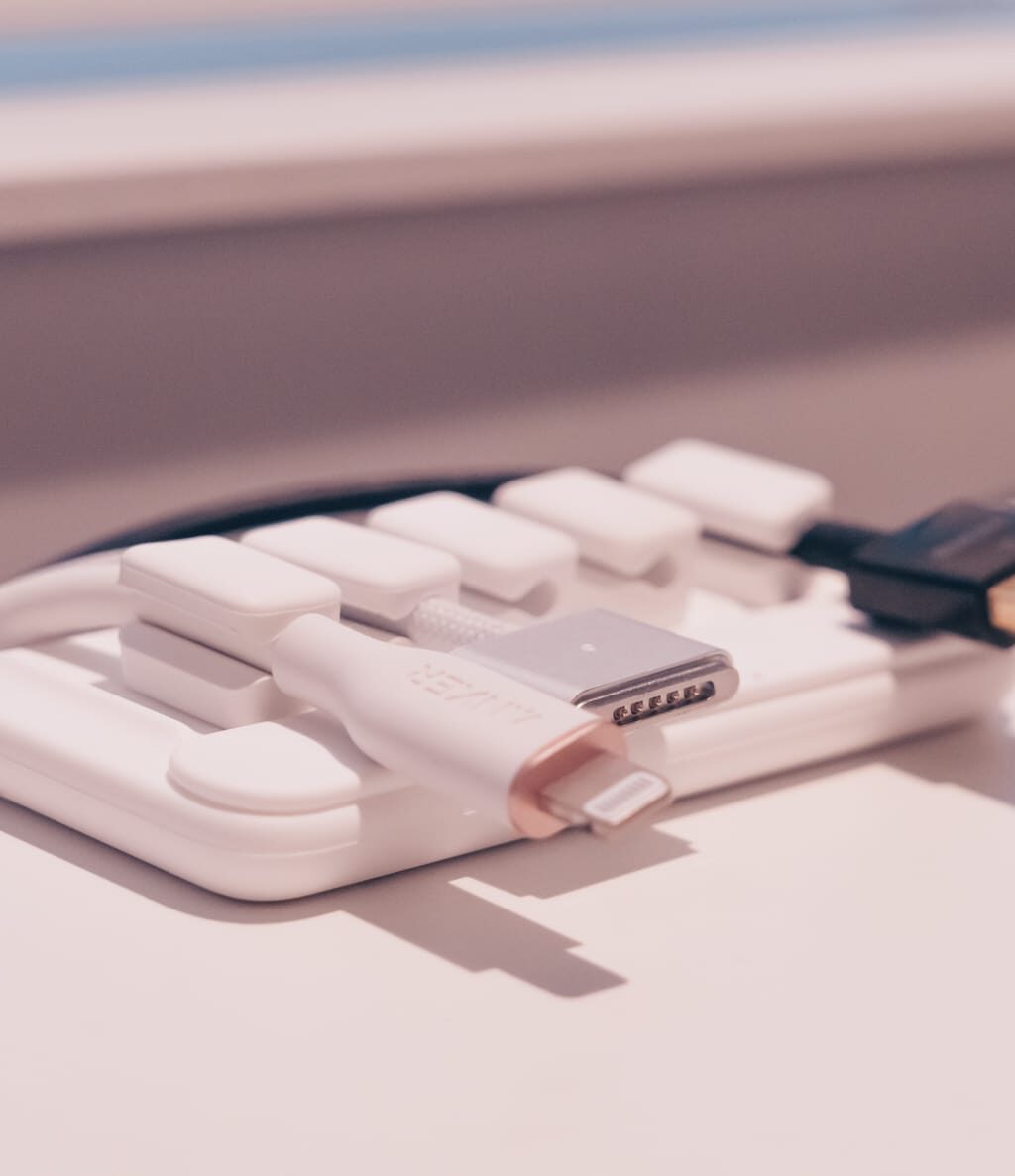 Anker Magnetic Cable Holder レビュー／マグネット式のケーブルホルダー。デスク周りがスッキリ