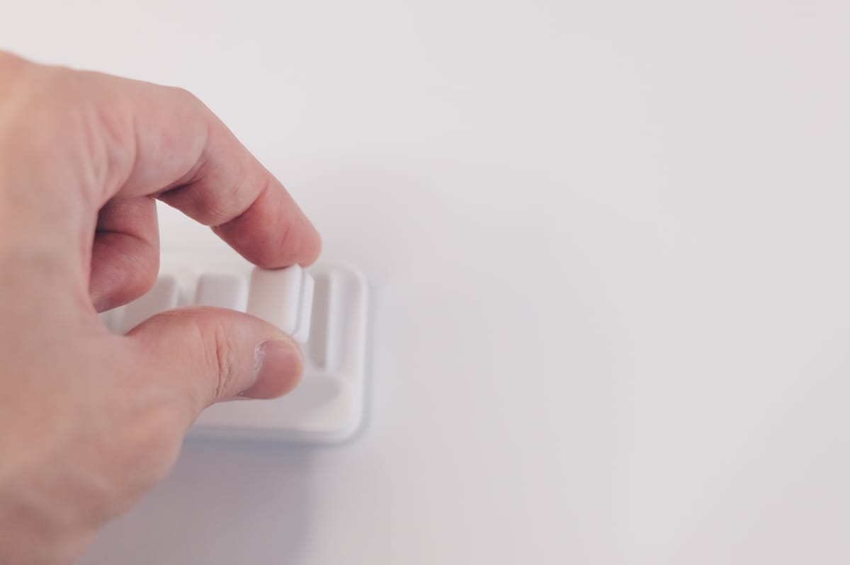 ケーブルクリップを台座に付ける様子