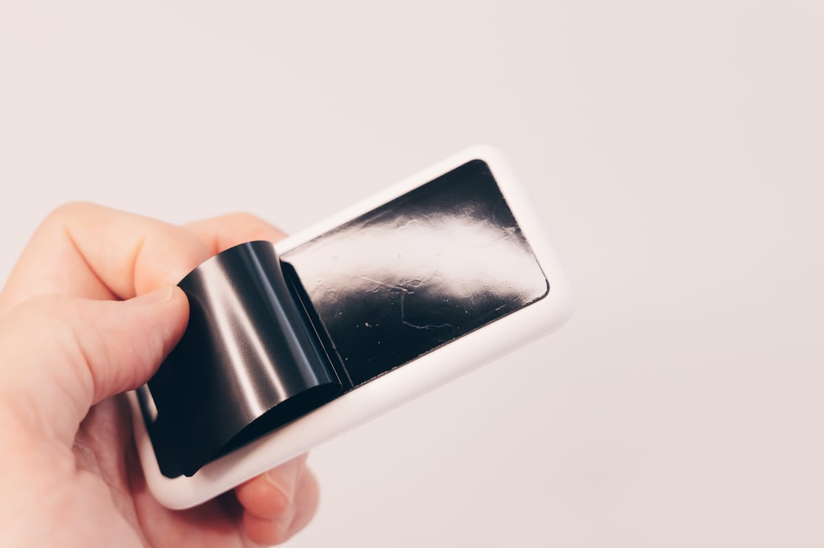 Anker Magnetic Cable Holder裏面にある保護シートを外す