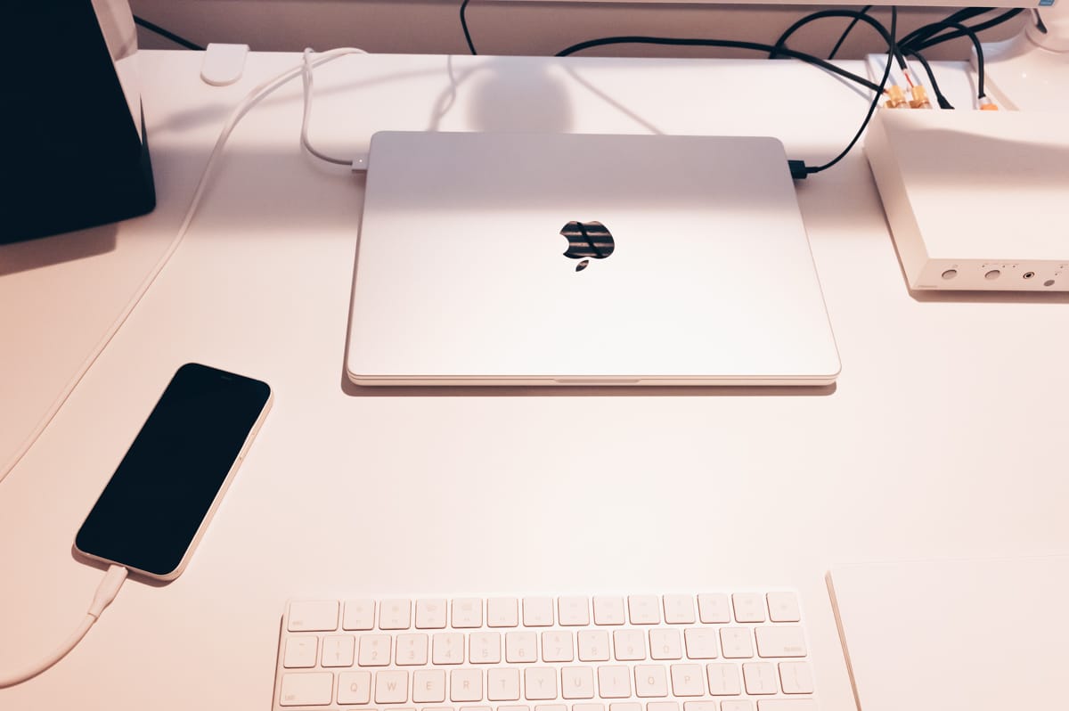 Anker Magnetic Cable Holder設置前のデスク