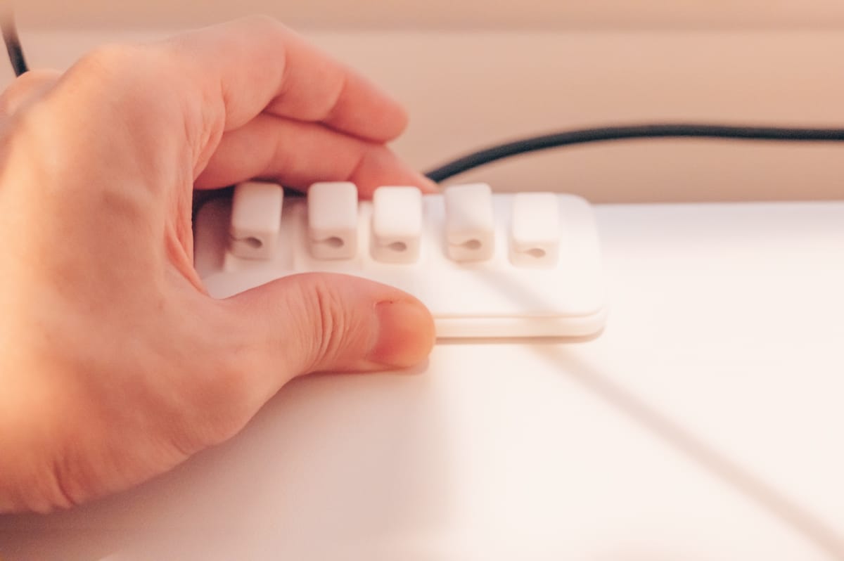 Anker Magnetic Cable Holderをデスクに固定