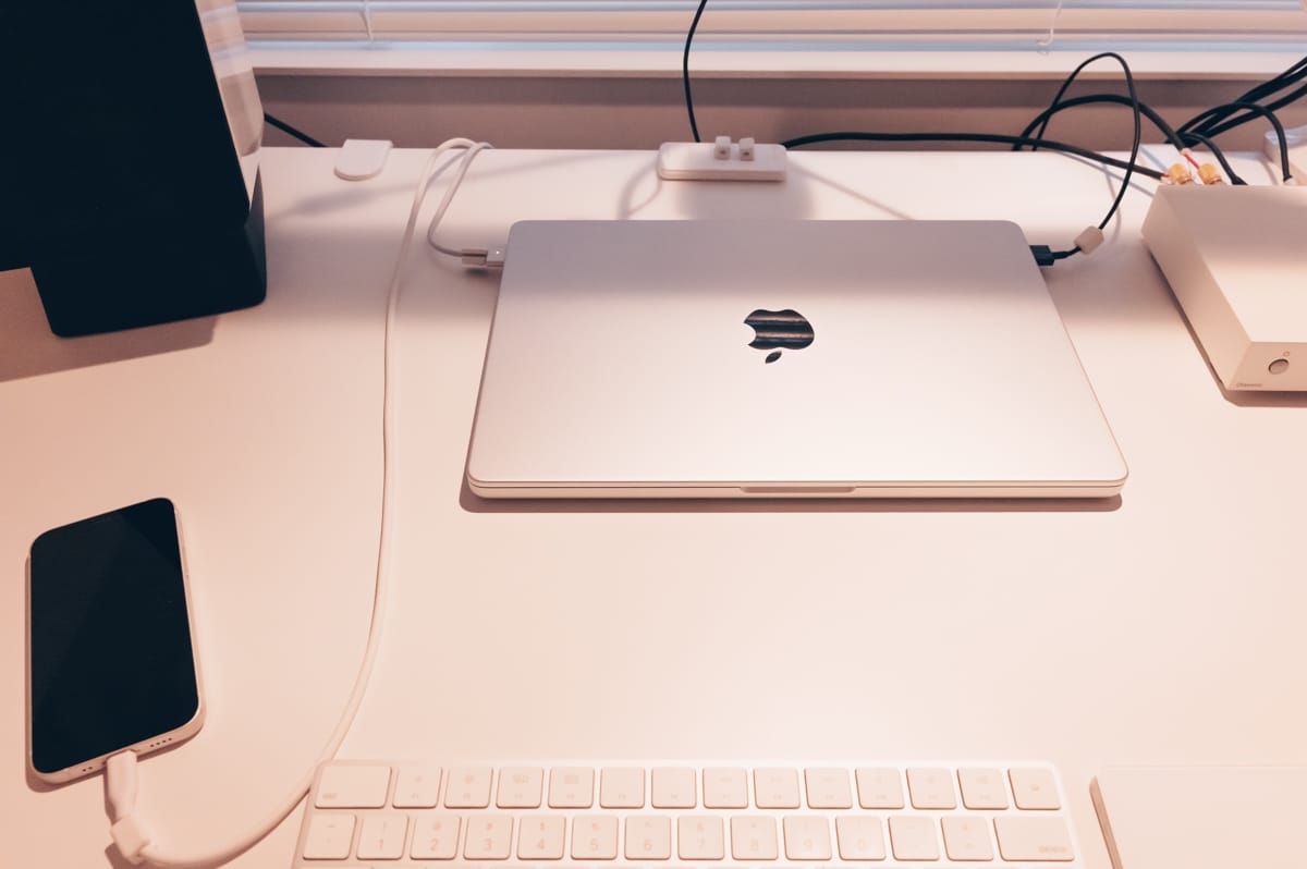 Anker Magnetic Cable Holderを設置したデスク