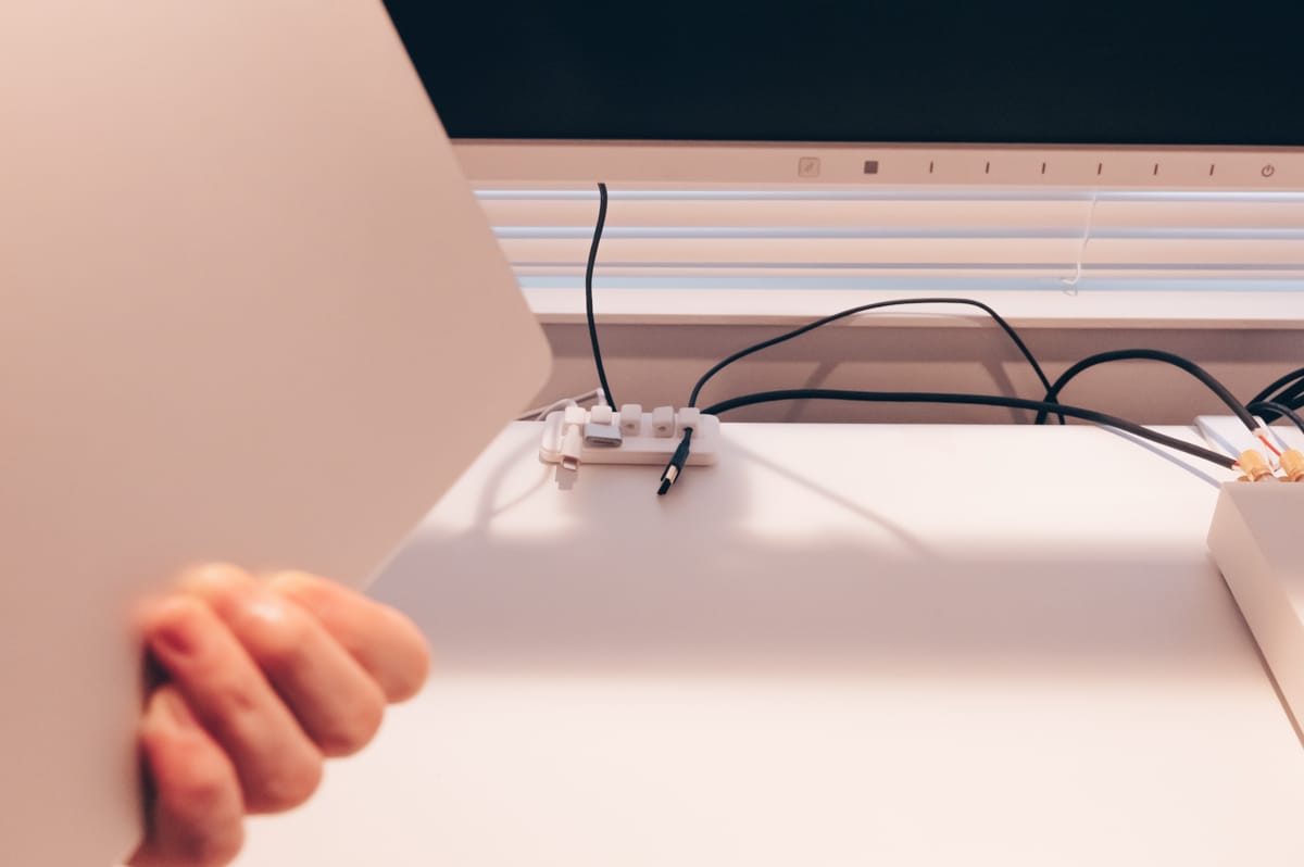 MacBookProを持ち運んだ時にケーブルの定位置があるのは便利