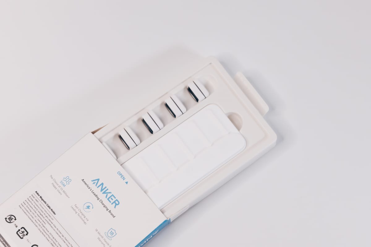 Anker Magnetic Cable Holderを開封した様子