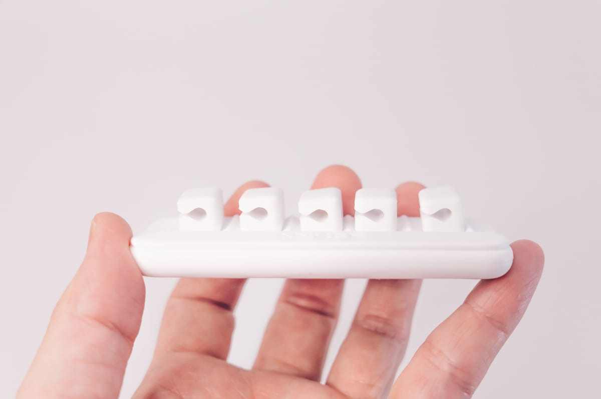 Anker Magnetic Cable Holderとケーブルクリップ