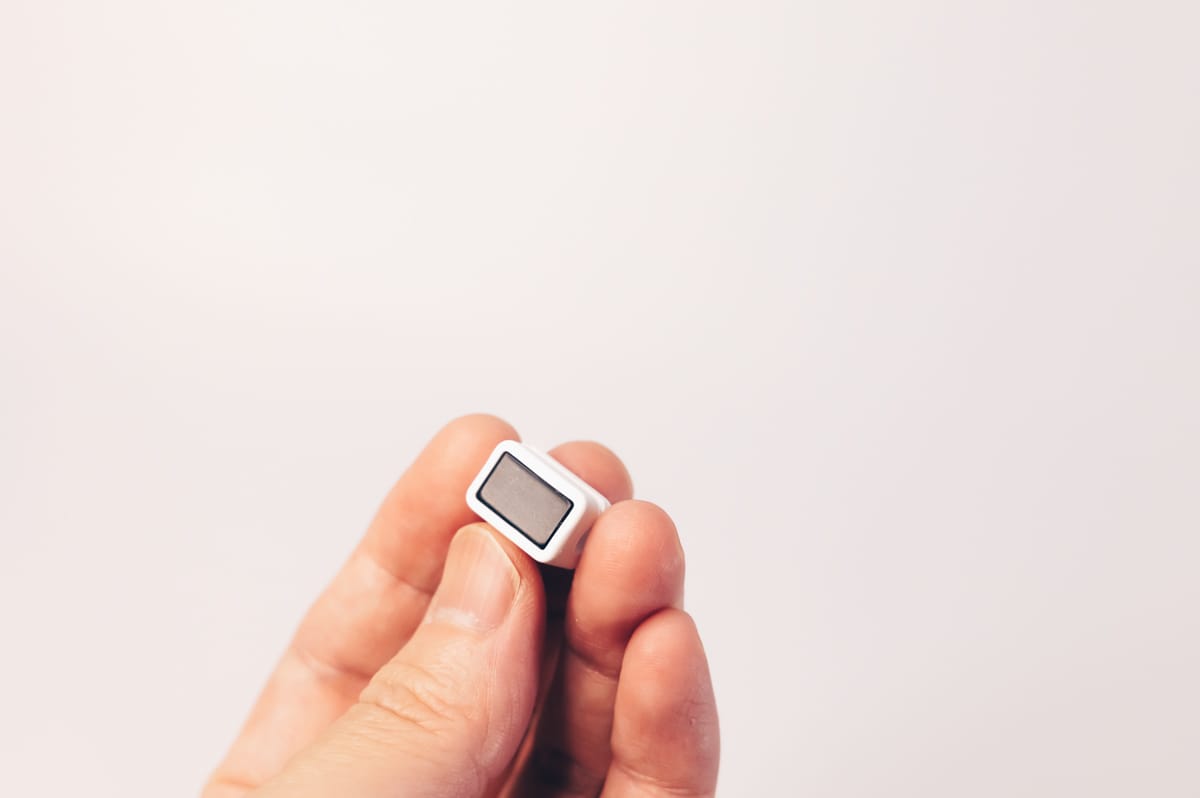 ケーブルクリップのマグネット接地面