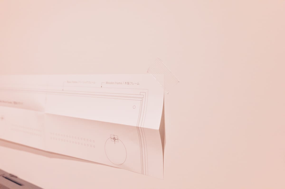 テープで壁掛けガイドを仮固定