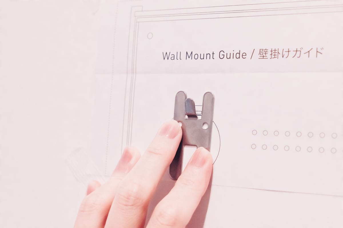 壁掛けガイドにそってフックを固定