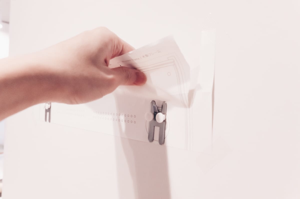 壁掛けガイドを破って取り除いていきます