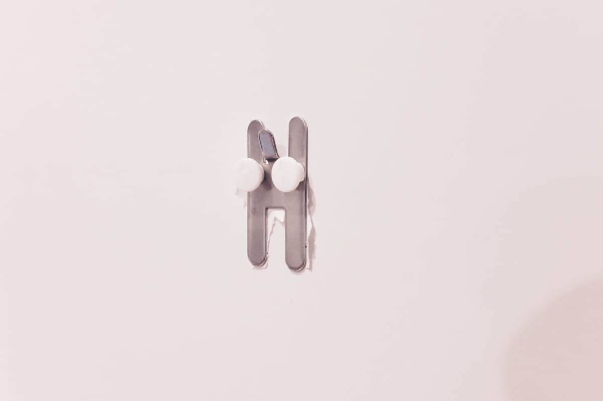 壁掛けガイドが少し残ってしまった