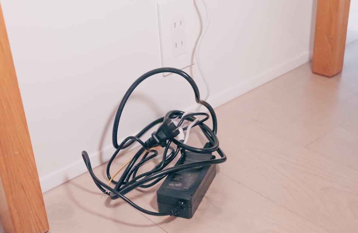 電源アダプタが目立つ