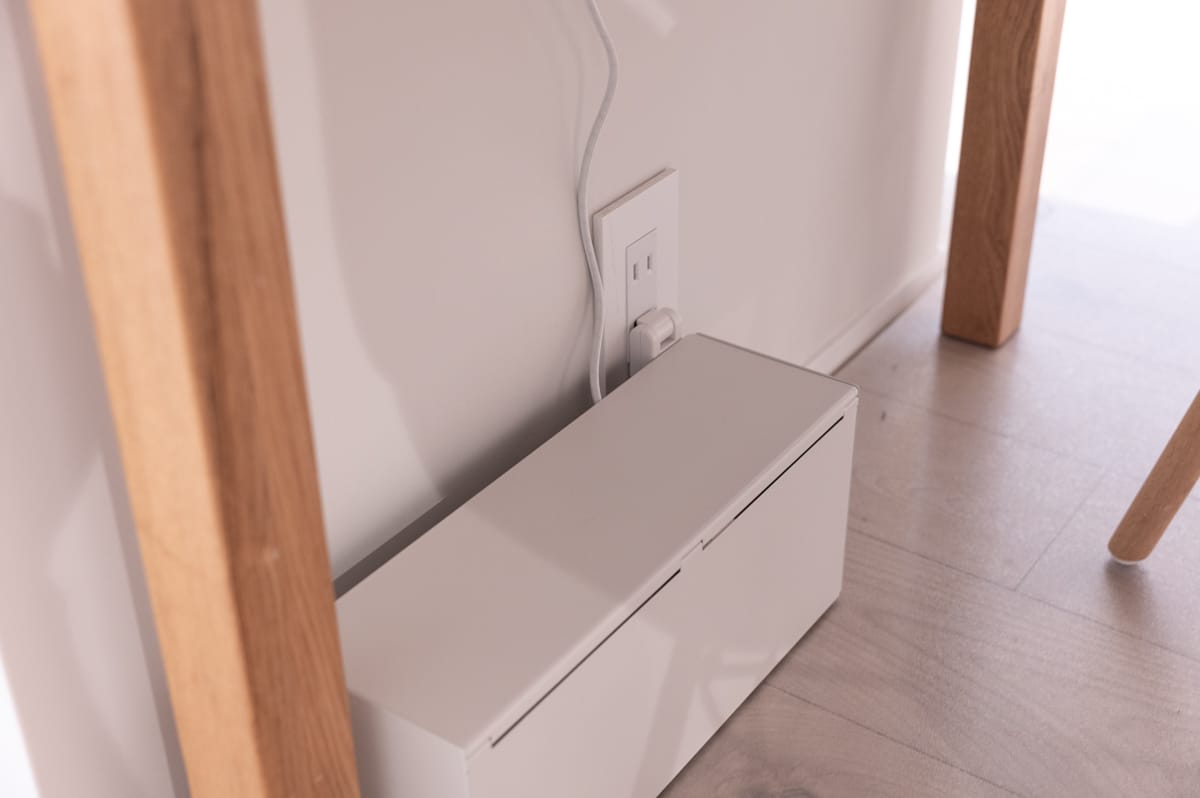 電源アダプタを隠した様子