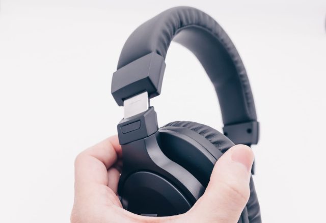 ヘッドホンのアームは段階的に調節が可能