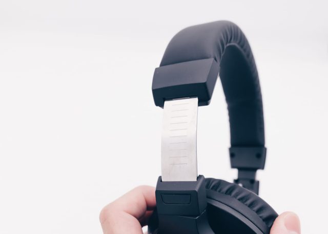 ヘッドホンのアームを最大まで大きくした様子