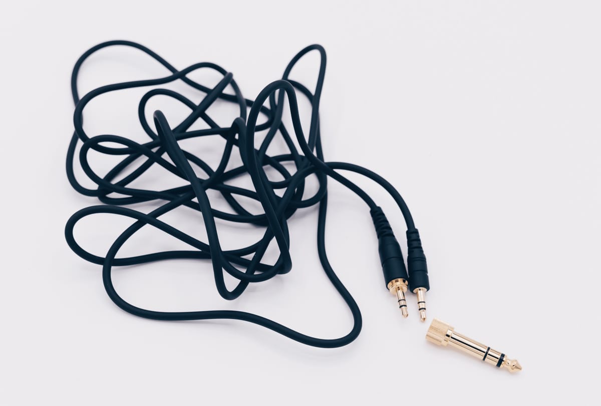 付属する3mのケーブルと変換プラグ