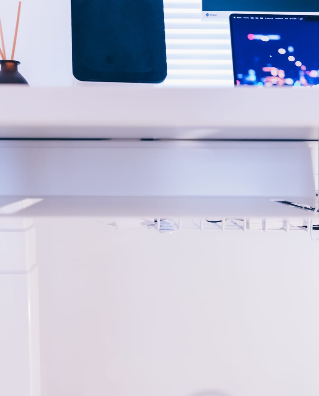 tower テーブル下収納ラック レビュー／スタイリッシュなデザインのデスク下ラック。ティッシュも収納可能