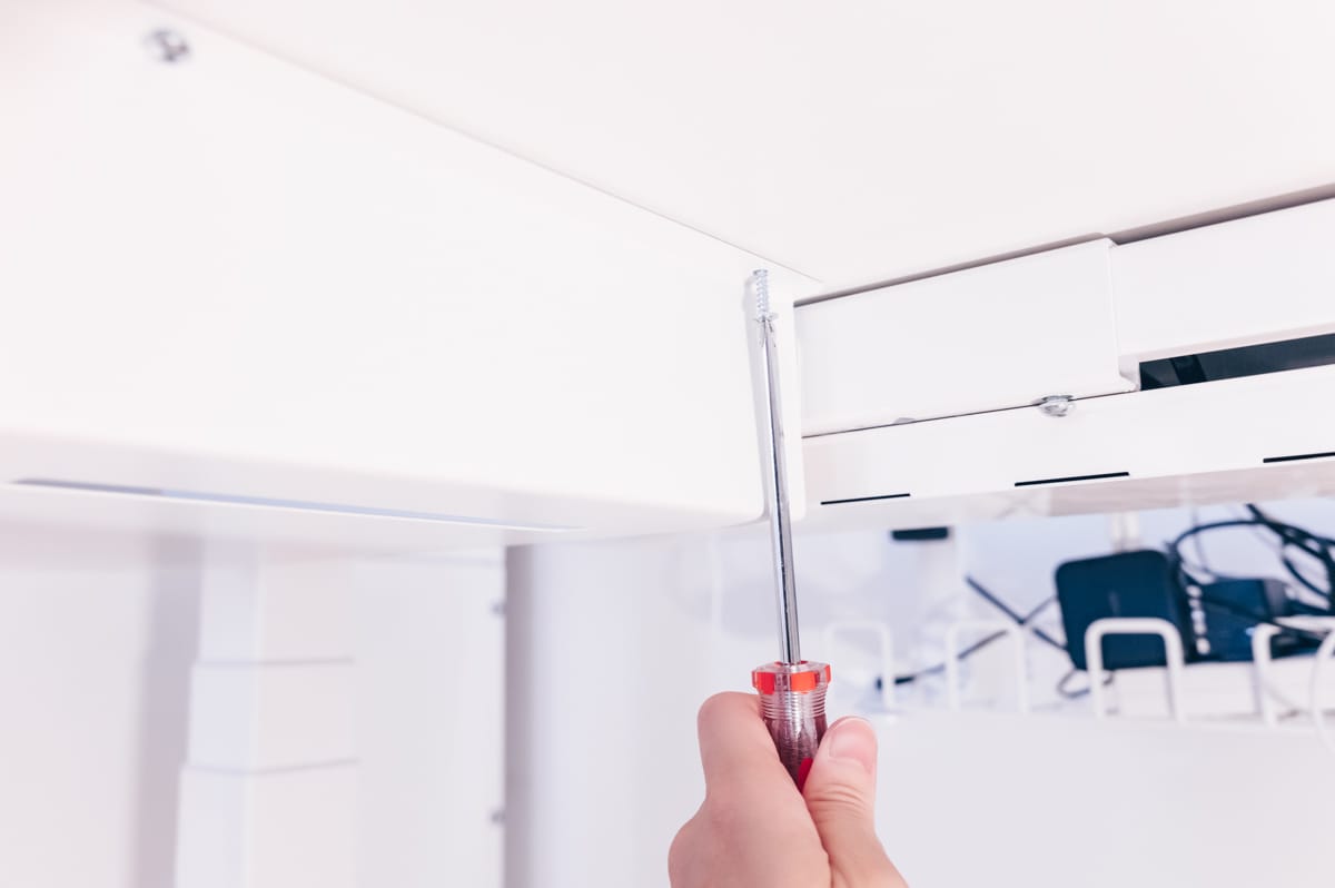 ネジ止めをしている様子