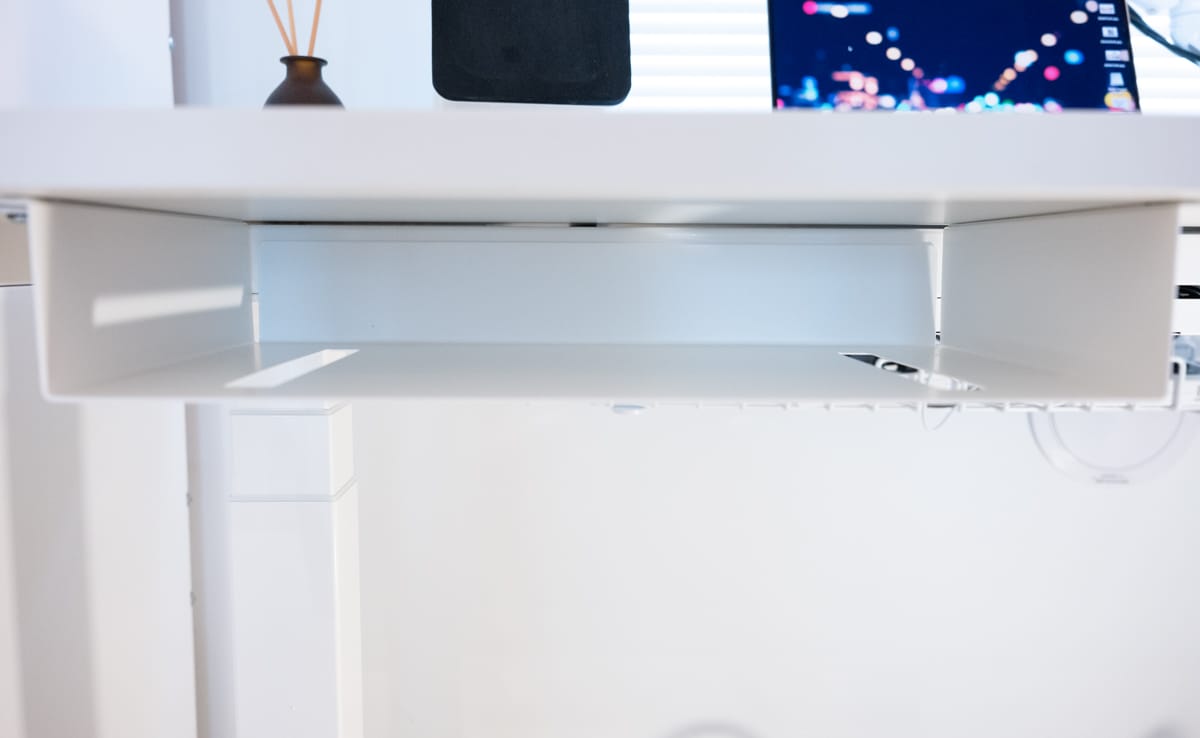 ネジ止めしてデスクに取り付けた様子