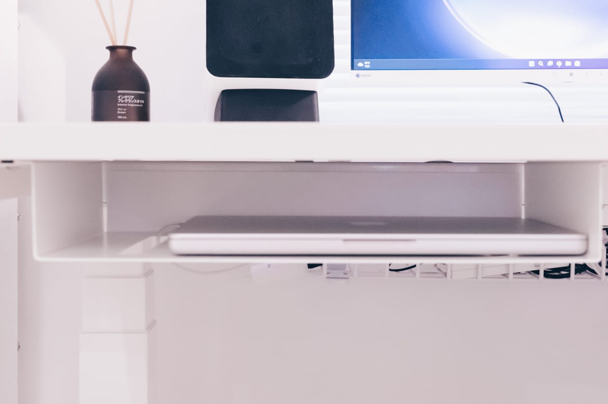 ラックに14インチMacBookProを入れてみた様子