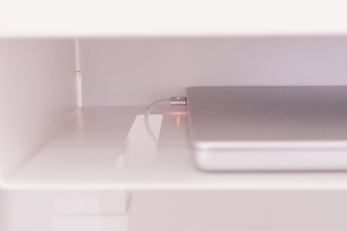 スリットから電源ケーブルを通せる