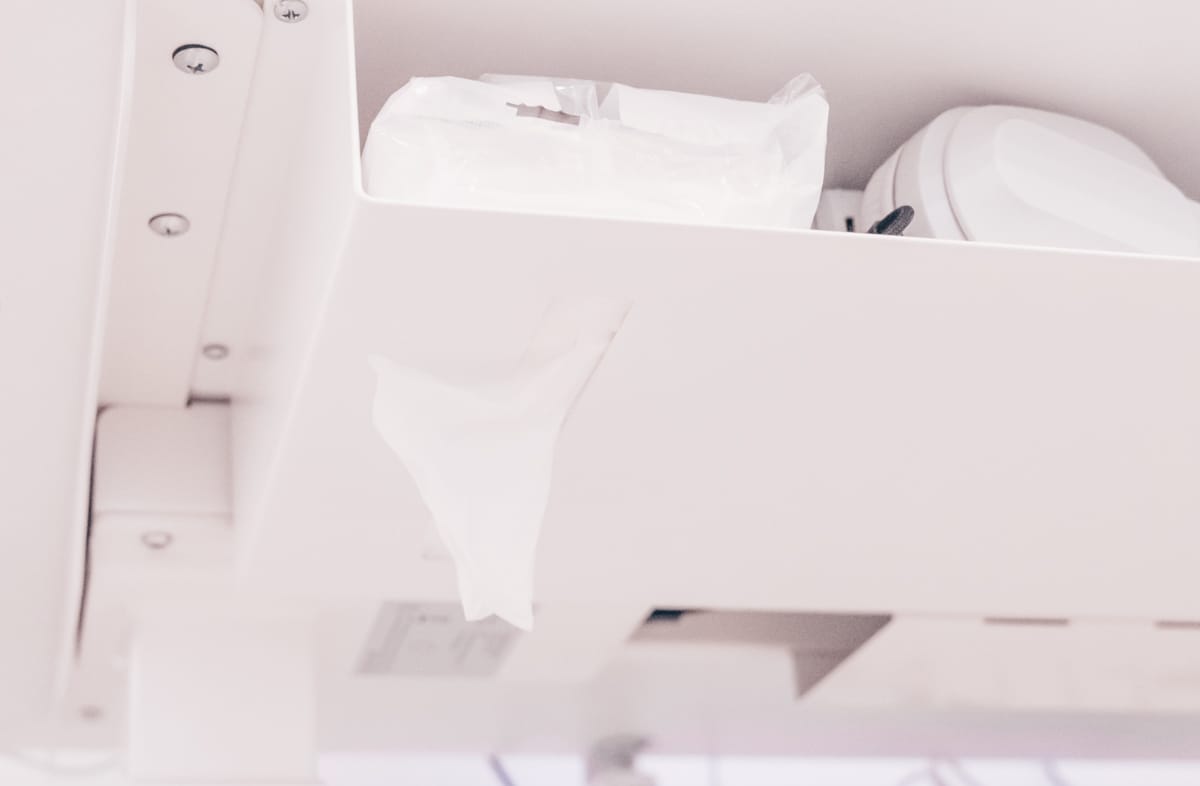 スリットからティッシュを引き出せます