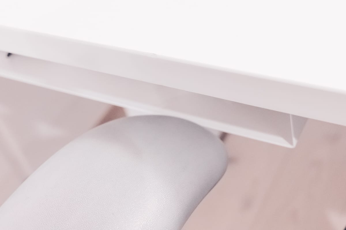 椅子のアームレストがラックに当たる