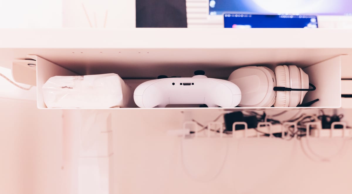 ティッシュやらヘッドホンやらを入れてみた様子