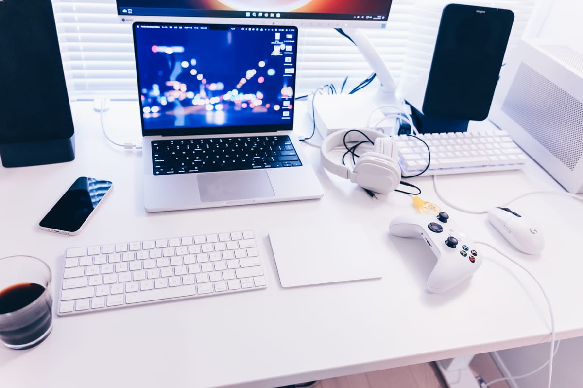 すぐに散らかってしまうデスクの上