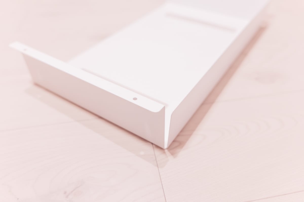 本体四隅にはネジ穴が空いている