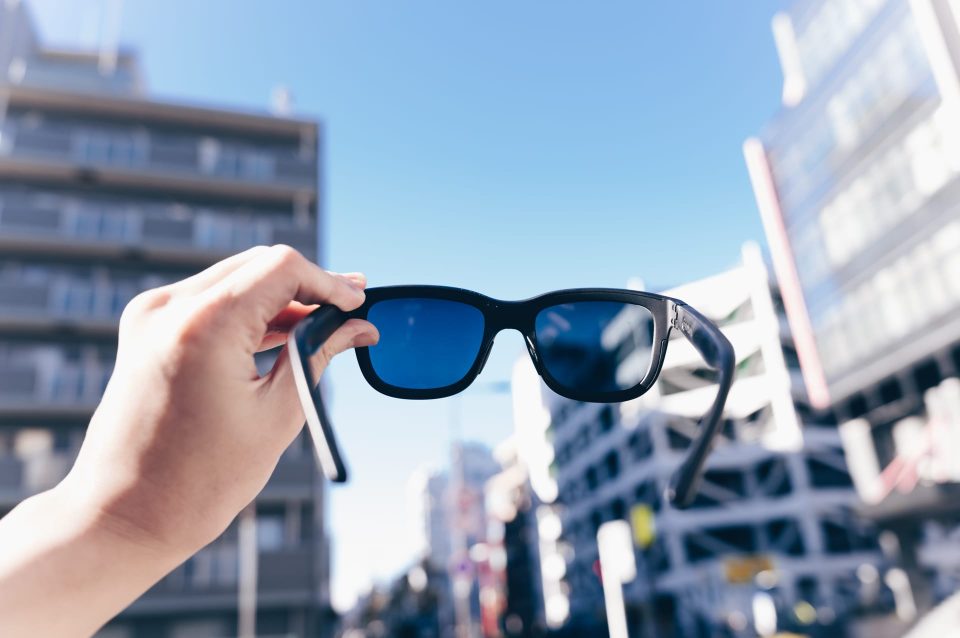 Dusk Lite＋ワイヤレス充電ケース レビュー／アプリやボタンで瞬時に明るさを変更できるスマートなサングラス