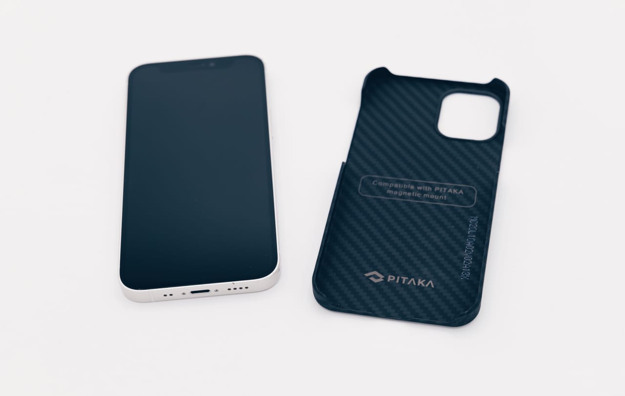 PITAKA MagEZ CaseをiPhone 12 miniに取り付け
