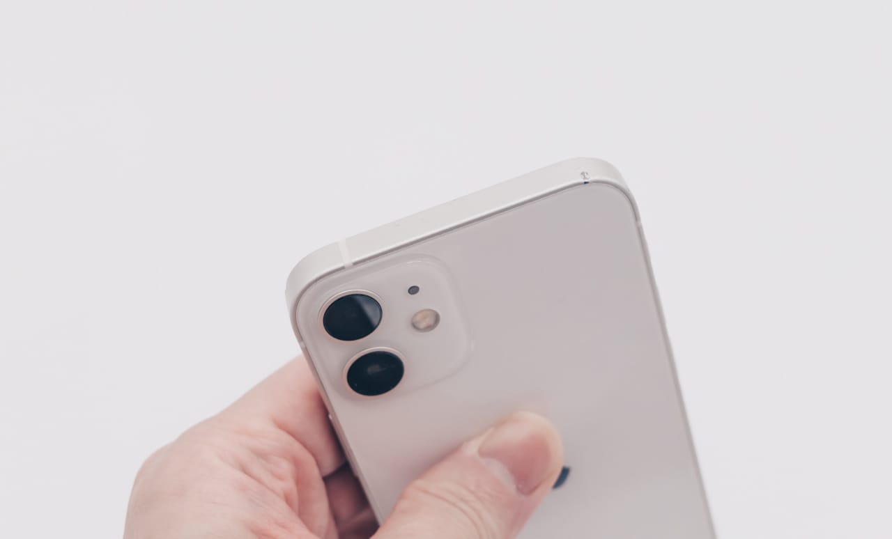 僕のiPhoneは凹み傷だらけです…