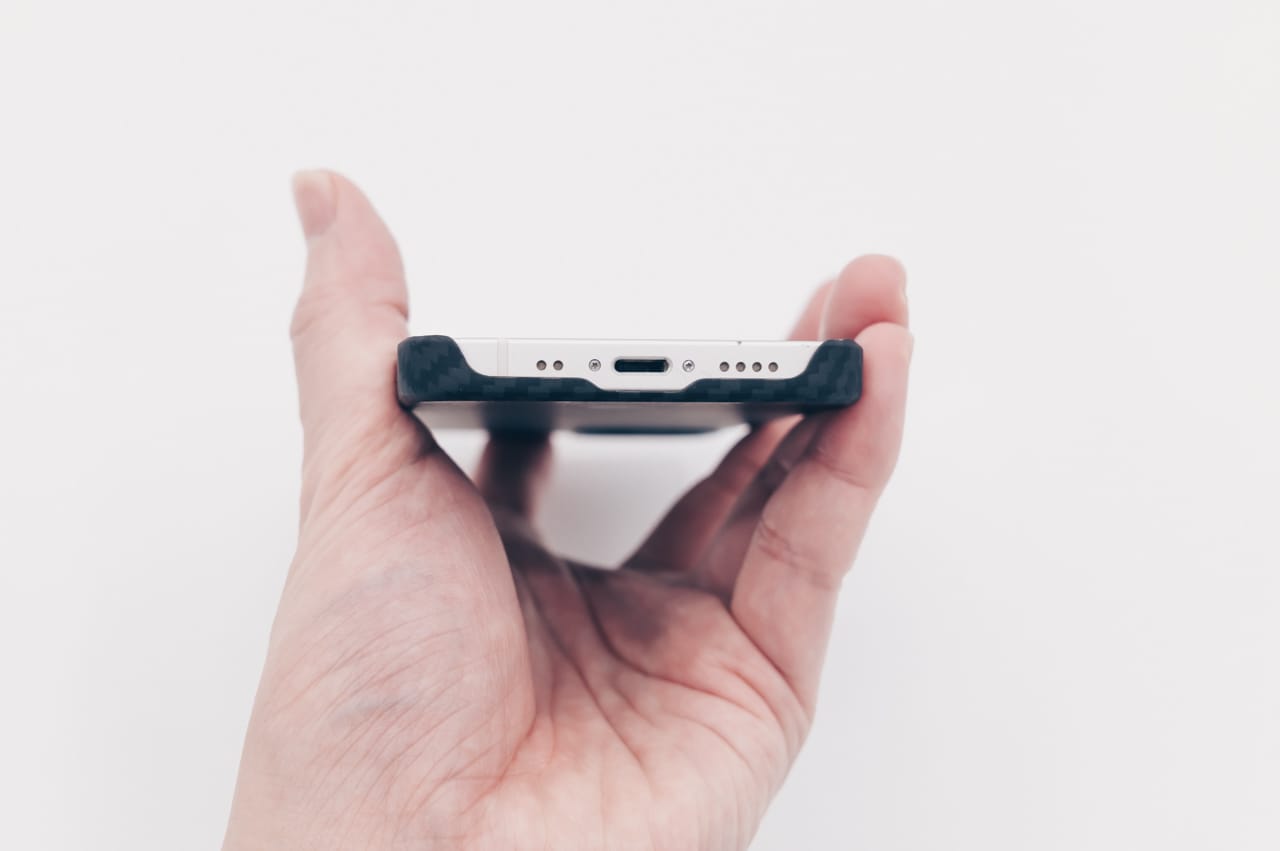 Lightningポート部分もガラ空き