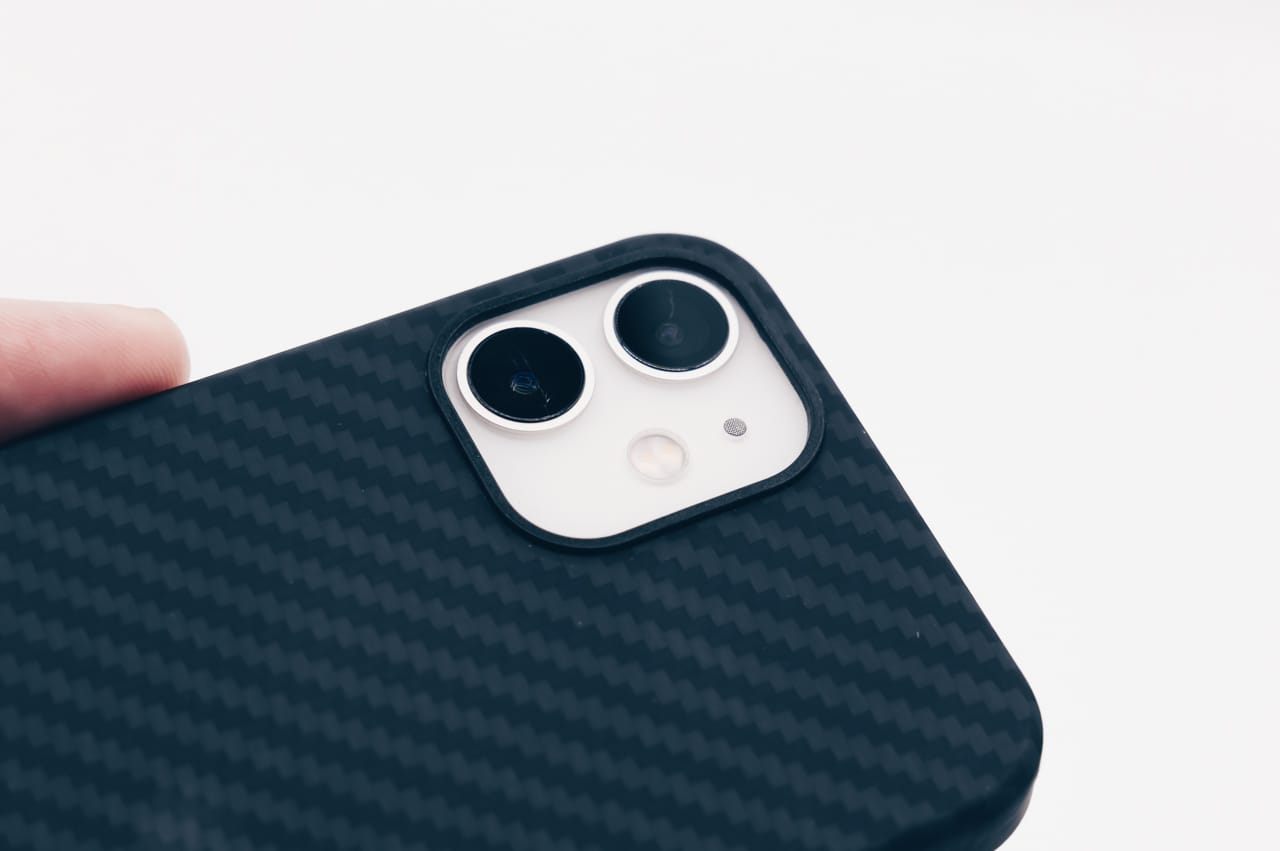 カメラ部分は少し高さがあり、カメラが直接床に触れないようになっている